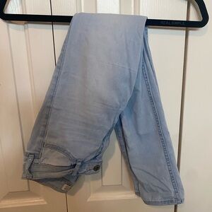 Hollister light wash jeggings. Size: 0/Short W: 24 L: 27. No rips.